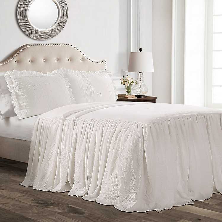 white comforter with ruffle edge
