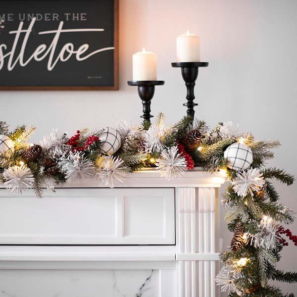 Pre-Lit Pine Leaves & Pinecones Christmas Garland