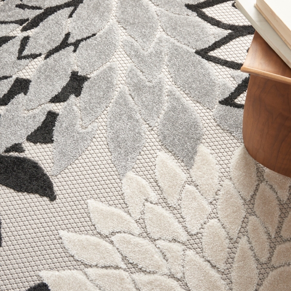 Black and White Floral Round Outdoor Area Rug, 5x5