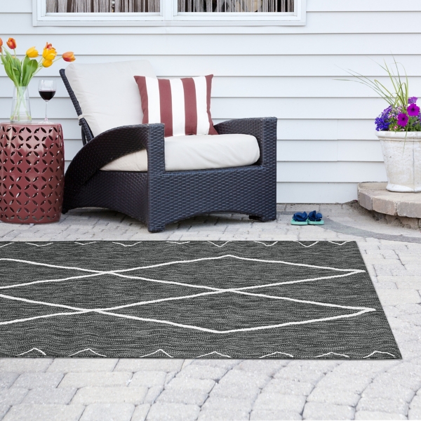 Gray Connected Diamond Outdoor Area Rug, 8x10