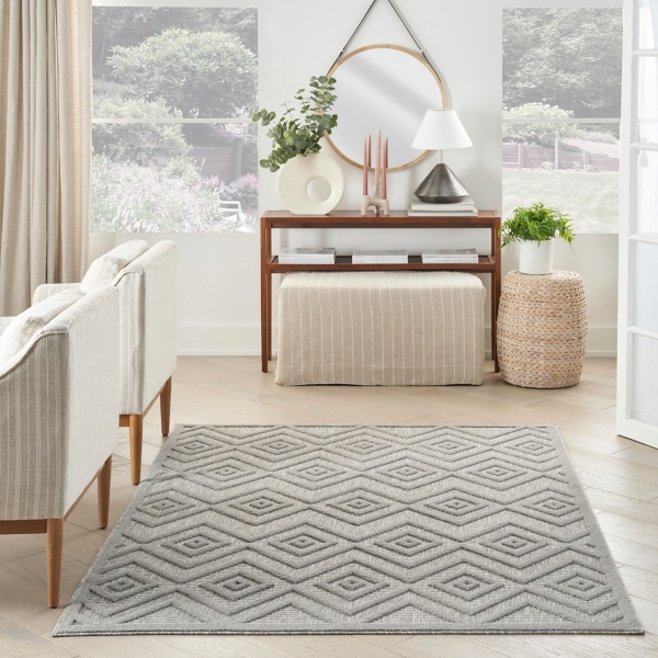 Silver Gray Diamond Indoor/Outdoor Area Rug, 4x6