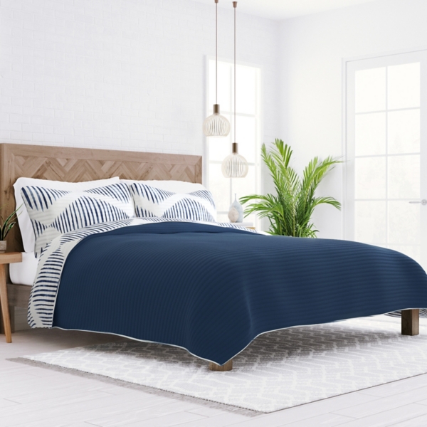 Navy Diamond Line Reversible 3-pc. Queen Quilt Set