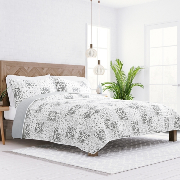 Gray Patchwork Reversible 3-pc. Queen Quilt Set