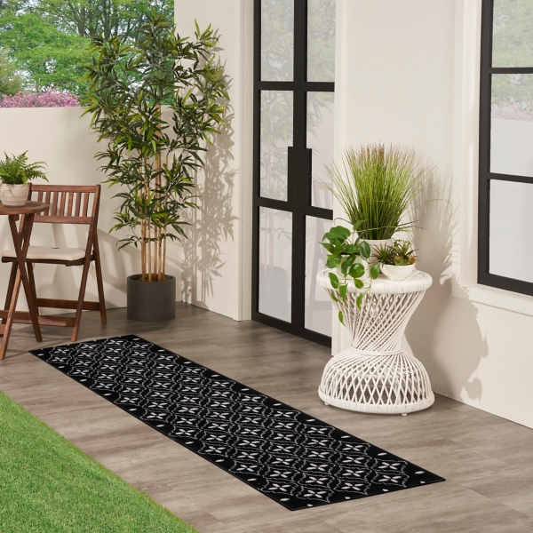 Black & Ivory Quatrefoil Indoor/Outdoor Runner