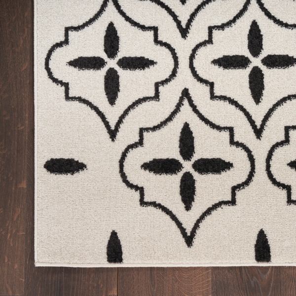 Ivory & Black Quatrefoil Indoor/Outdoor Rug