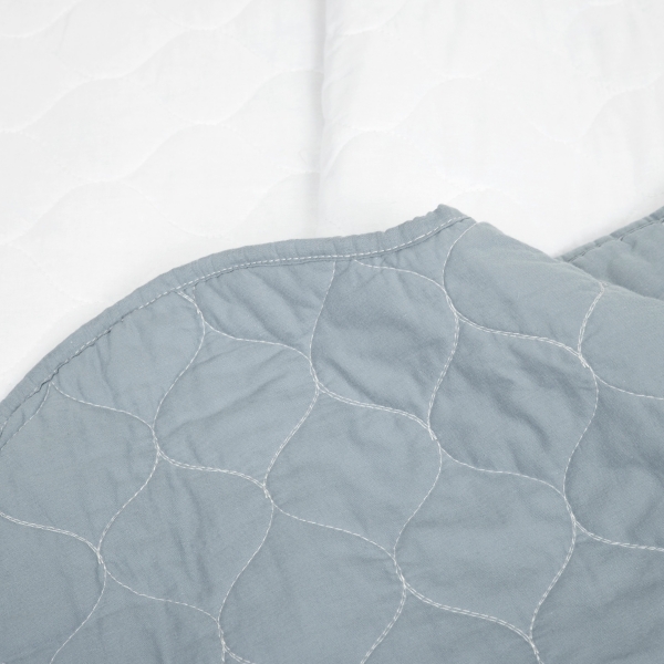 White and Blue Scallop 3-pc. Full/Queen Quilt Set