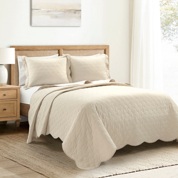 White and Tan Scallop 3-pc. Full/Queen Quilt Set