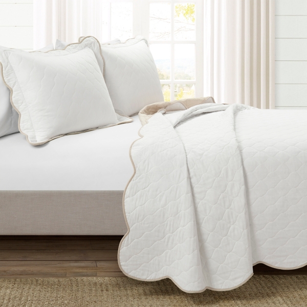 White and Tan Scallop 3-pc. Full/Queen Quilt Set