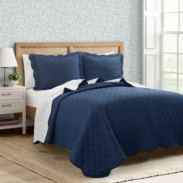 White and Navy Scallop 3-pc. Full/Queen Quilt Set