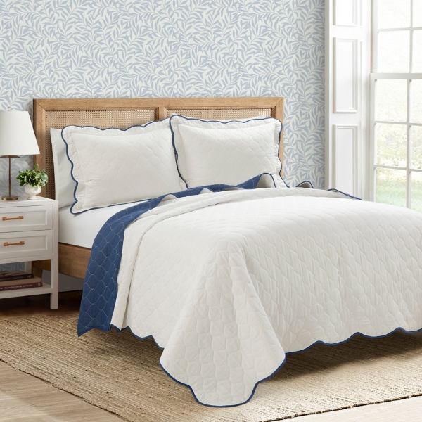 White and Navy Scallop 3-pc. King Quilt Set