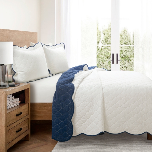 White and Navy Scallop 3-pc. King Quilt Set