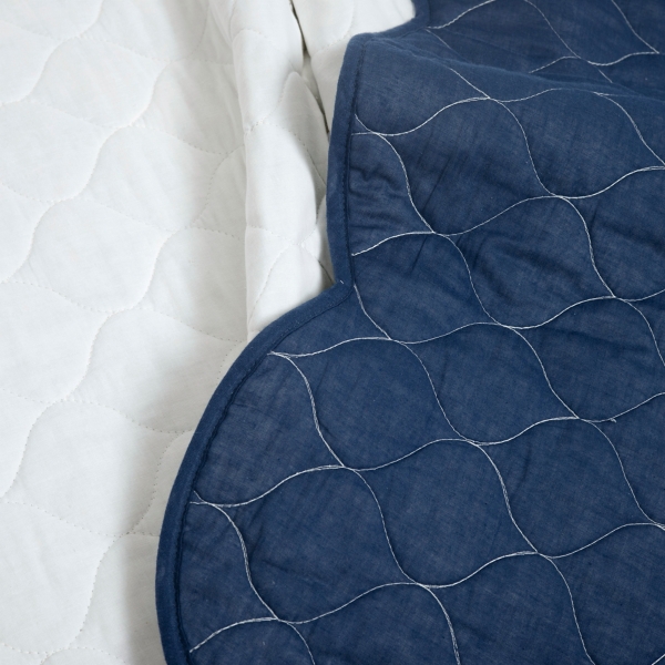 White and Navy Scallop 3-pc. King Quilt Set