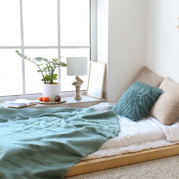 Beige Sitting Pelican Table Lamp