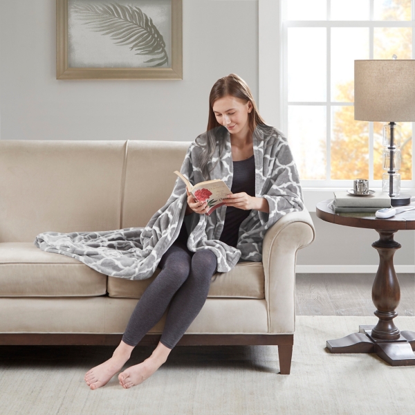 Beautyrest Gray Quatrefoil Ogee Heated Throw